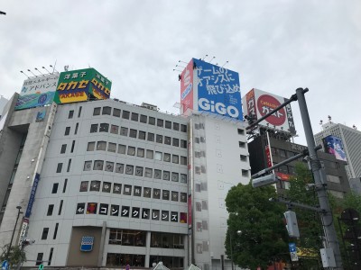 2022年4月25日～27日　池袋東口駅前 巨大塔屋看板ロープアクセスシート貼り施工