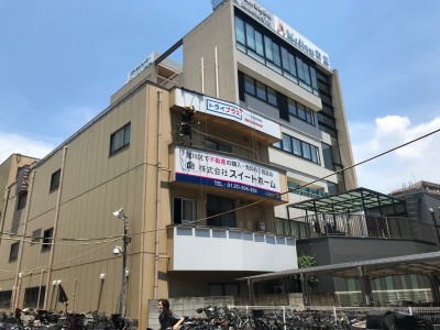 2022年6月30日　町屋にて壁面アルミ複合板看板取り付けロープ施工