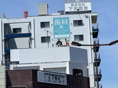 2022年8月2日　平塚駅前にて壁面看板アルミタックシート上貼り施工