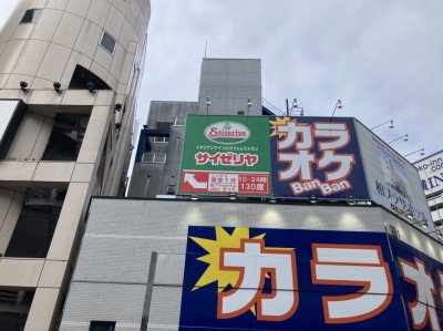 2022年11月22日　柏駅西口にて、塔屋看板目隠しシート貼り施工