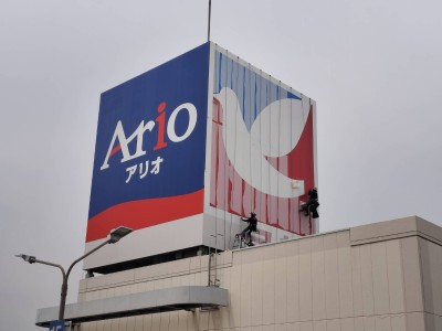 2025年5月18日　葛西にて塔屋看板ｶｯﾃｨﾝｸﾞｼｰﾄ貼り施工