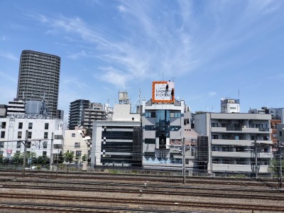 2025年7月1日鶯谷にて塔屋看板にアルミ複合板プレート看板取付　ロープアクセス施工