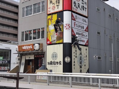 2025年7月9日　立川市にて壁面FF看板にカッティングシート上貼り　ロープアクセス施工