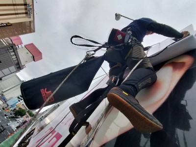 2025年7月10日　仙台市　屋上看板インクジェットシート上貼り施工　ロープアクセス施工