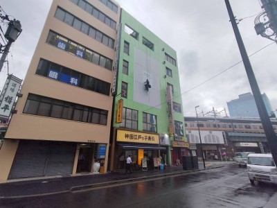 2025年9月1日　神田にて壁面看板ｼｰﾄ貼り施工