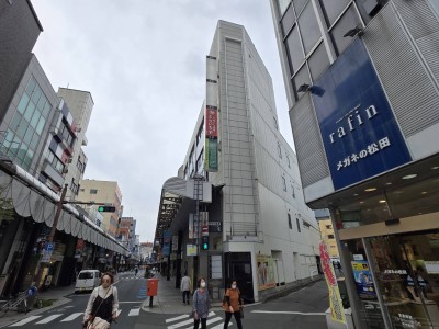 2025年10月14日 盛岡市遠征　袖看板ｲﾝｸｼﾞｪｯﾄｼｰﾄ上貼り施工