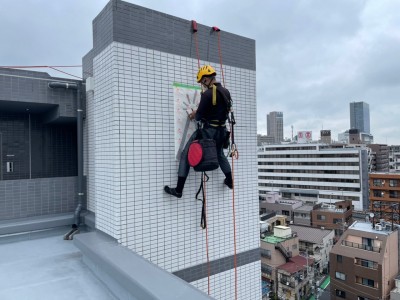 高所壁面看板ペイントフィルム貼り施工