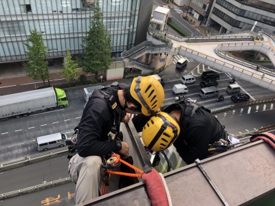 長年、使用している袖看板の内部点検