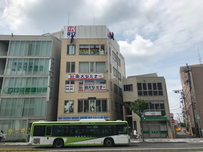 高所の貸看板案内広告！！浦和駅前で施工しました。