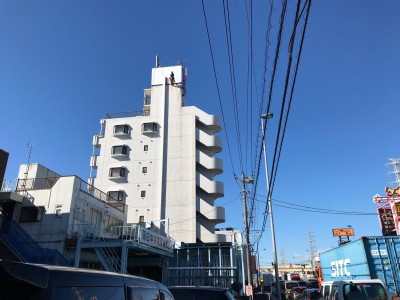 2022年1月12日相模原市にて塔屋看板白シート上貼り施工（原状回復工事）